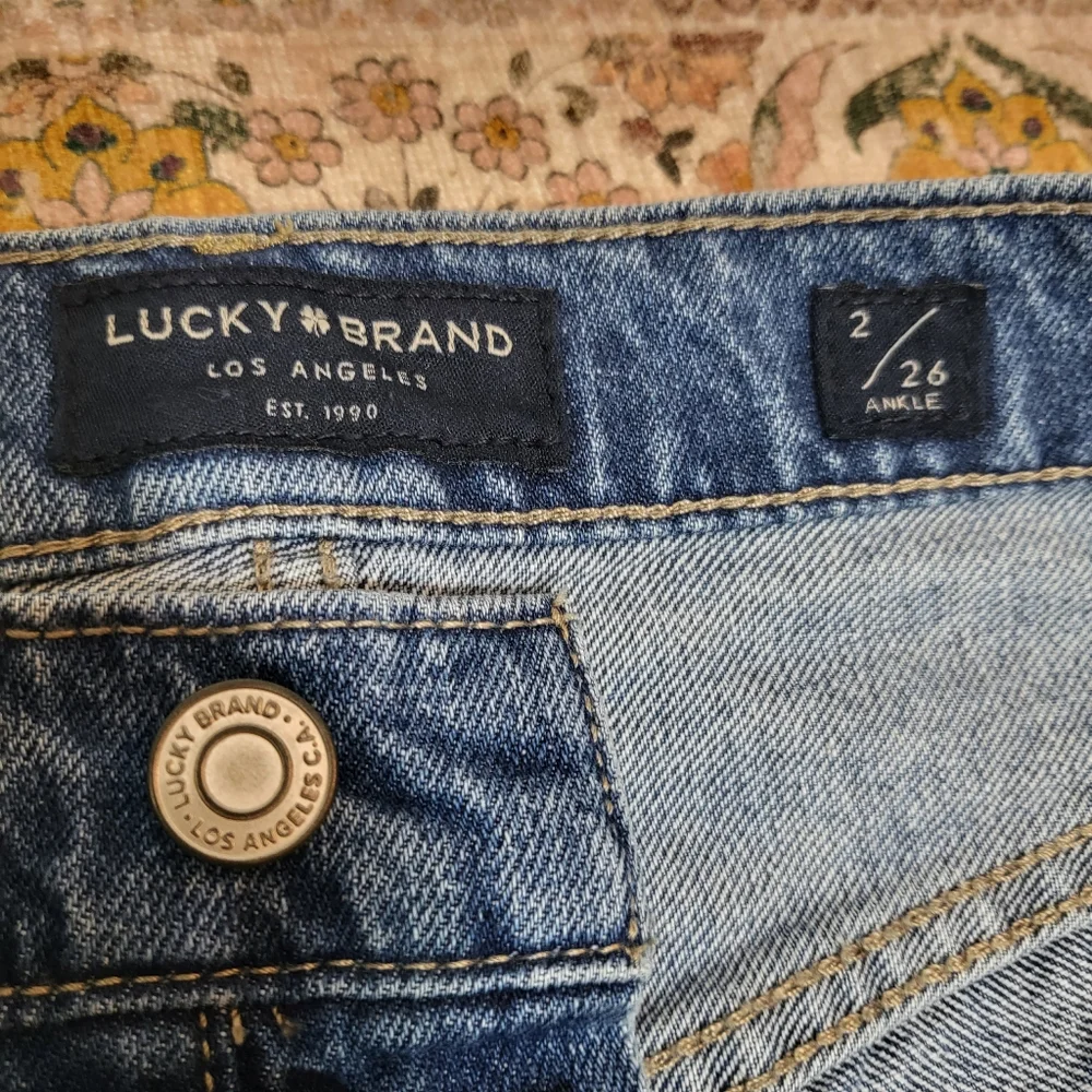 🌜LUCKY BRAND | High Rise Mom Jean Drew | Button Fly | Raw Ankle Hem | size 2/26